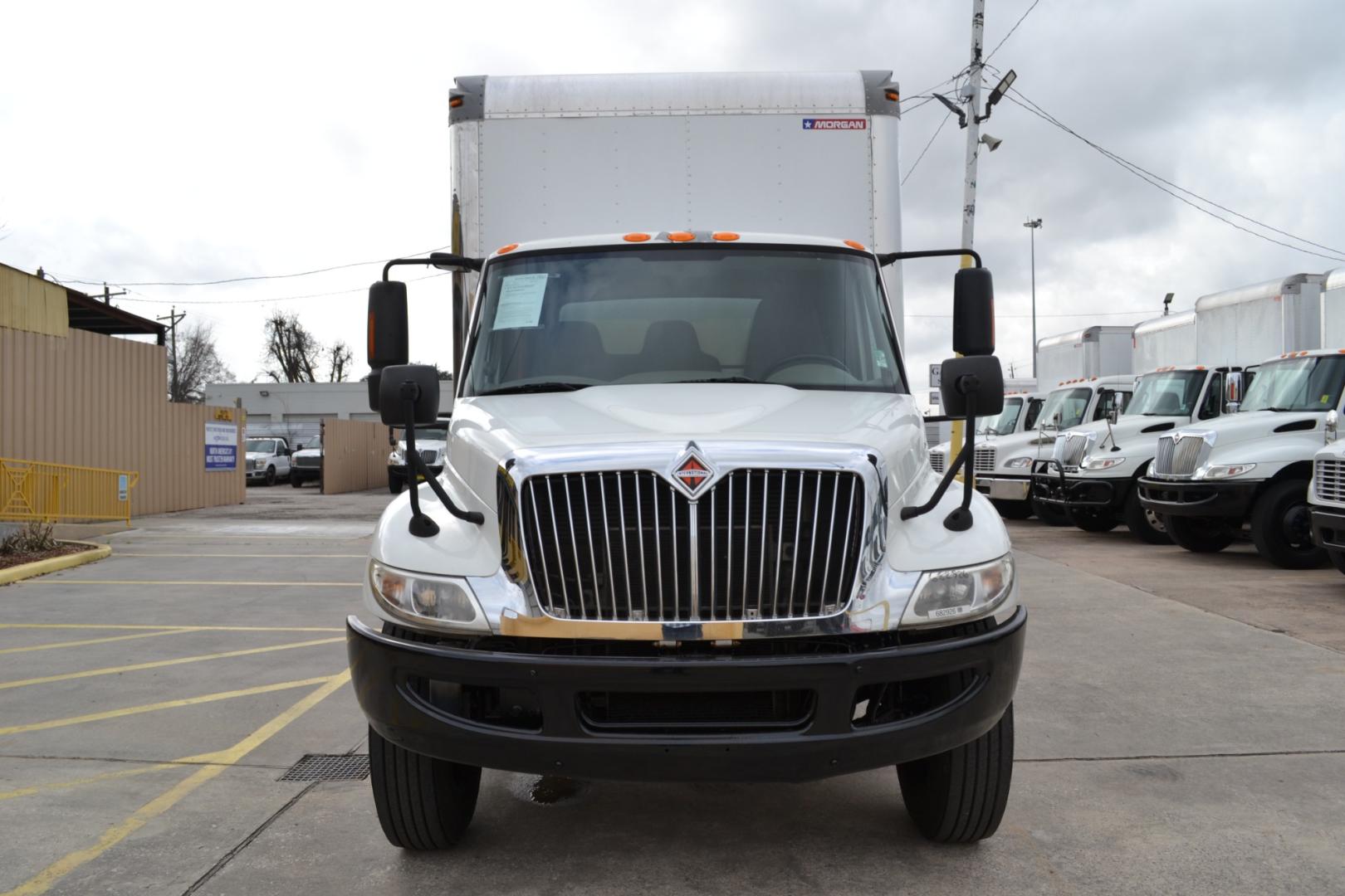 2018 WHITE /GRAY INTERNATIONAL 4300 with an CUMMINS ISB 6.7L 240HP engine, EATON FULLER PROCISION AUTOMATIC transmission, located at 9172 North Fwy, Houston, TX, 77037, (713) 910-6868, 29.887470, -95.411903 - Photo#1